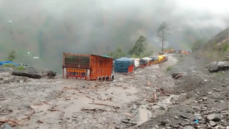 Jammu-Srinagar National highway blocked