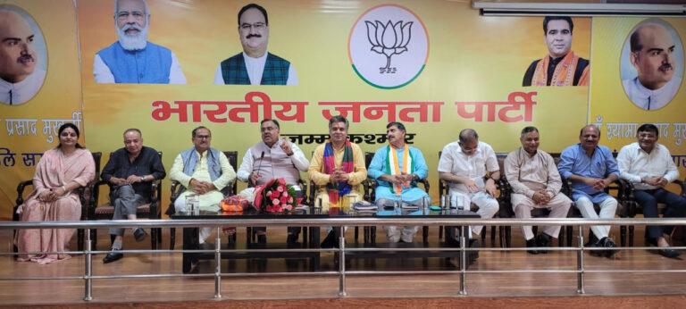 Chugh exhorts J&K BJP to make PM’S vision of Har Ghar Tiranga a big success