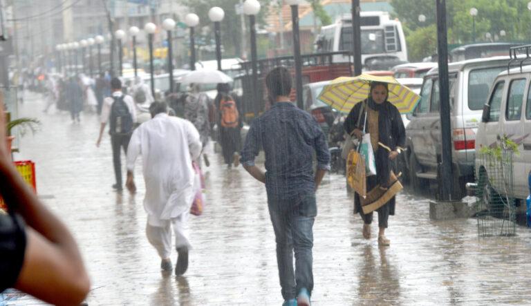 Kashmir<br>Moderate to heavy rains lash J&K, MeT predicts more