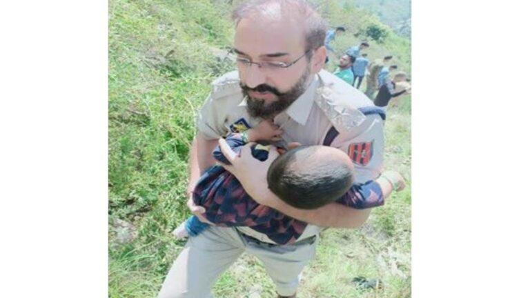 Jammu: Brave Police Officer rescuing a minor child from bus accident site