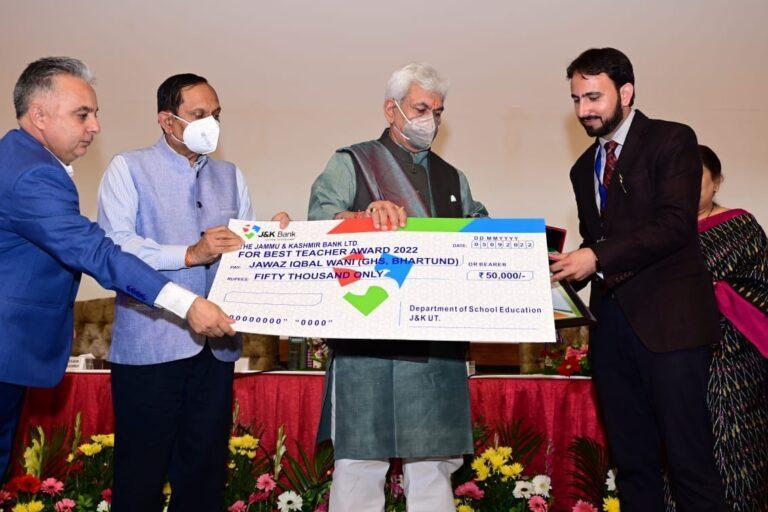LG J&K Honours Teachers From Across J&K With Union Territory Awards