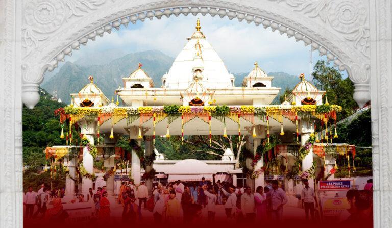 Devotees offer prayers to Maa Durga on first day of Navratri