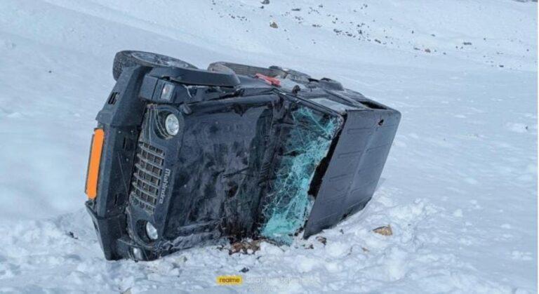 4 tourists killed as vehicle skids on snow clad road at Khardungla Pass