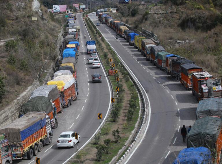 J&K Traffic Police disputes ‘misleading’ report over alleged halting of fruit trucks on highway