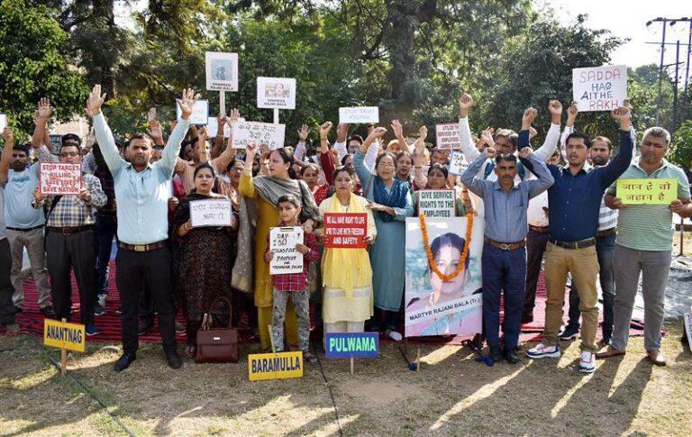 13 Pandit families urge admn to register them as migrants
