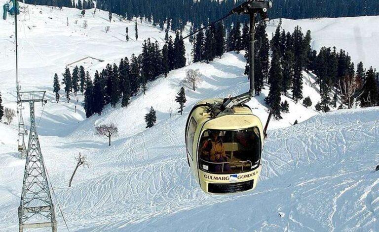 Police Rescues 3 Tourists Stuck in Affarwat Gulmarg