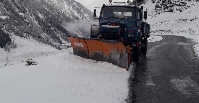 Srinagar-Leh highway, Mughal road closed amid rain, snowfall