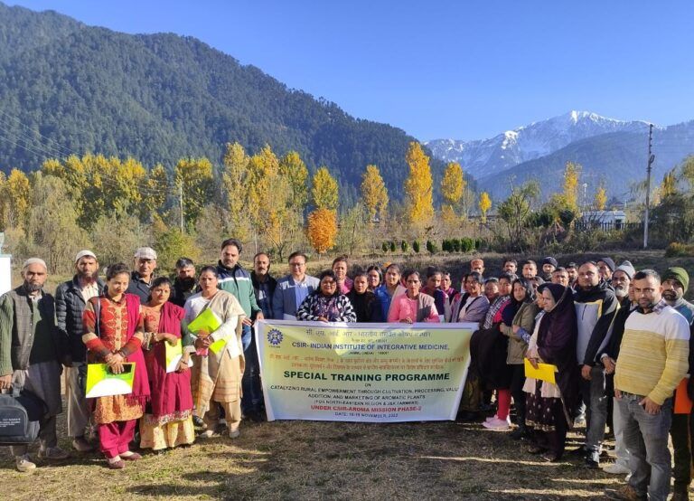 CSIR-IIIM distributes 4 lakhs lavander plants among 200 farmers in Bhadarwah 