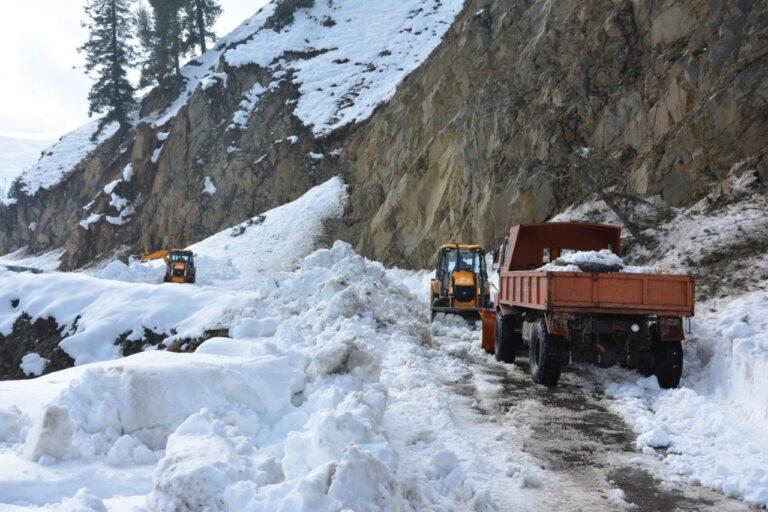Traffic movement resumes on Srinagar-Leh highway