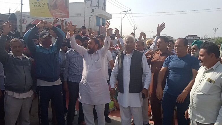 RS Pura road blocked for two and half hours against miserable condition of RS Pura-Jammu road