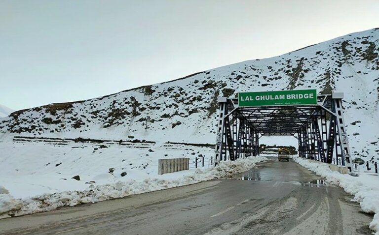 Mughal road shut after snowfall