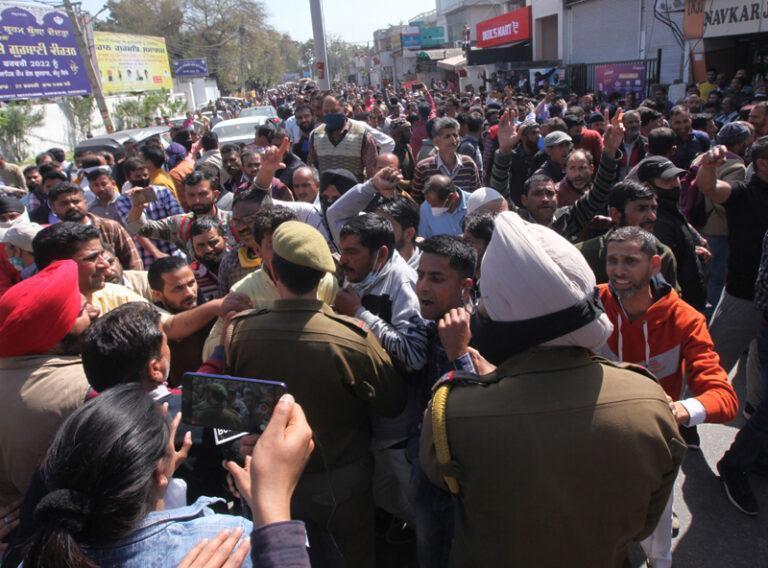 Jal Shakti Deptt daily wagers continue protest, seek regularisation