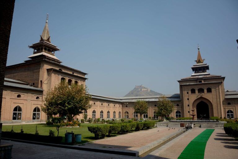 Now, Jamia Masjid Srinagar prohibits men, women from sitting together in its lawns