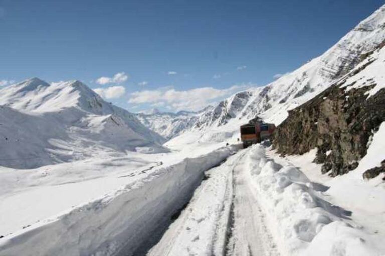 Mughal Road shuts for vehicular traffic amid snowfall