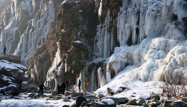 Mercury plunges in Kashmir plains as Srinagar records -4.3°C
