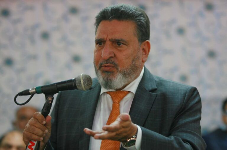 Bukhari comes in support of Rehbar-e-Khel Teachers