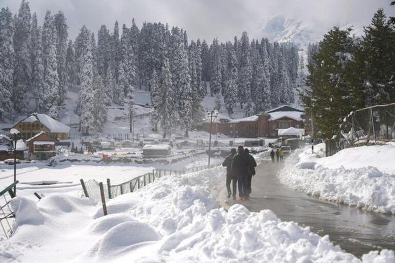 Scattered light rain, snow in Kashmir