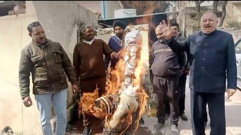 NDPI holds a massive protest<br>against AAP burns Kejriwal’s effigy