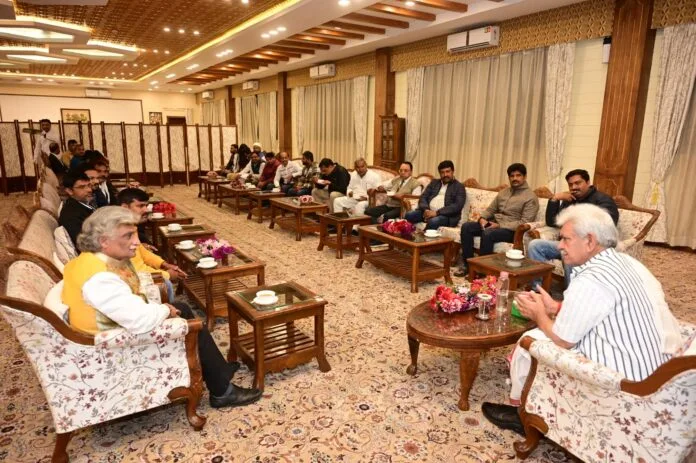 Lt-Governor-interacts-with-Artisans-Craftspeople-at-Raj-Bhawan-1-696×463-1