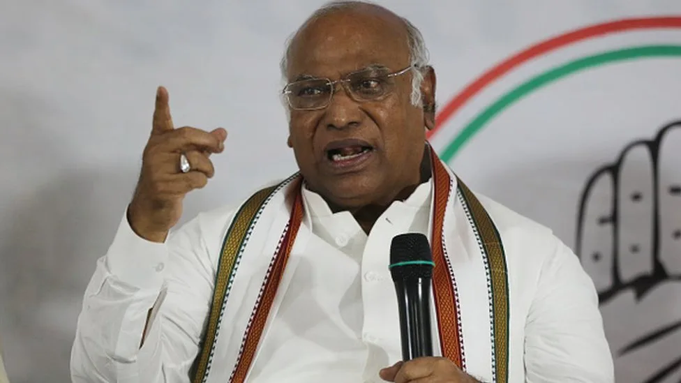 Congress Chief Kharge Accuses PM Modi of Attacking Gandhi Family Due to Lack of Achievements