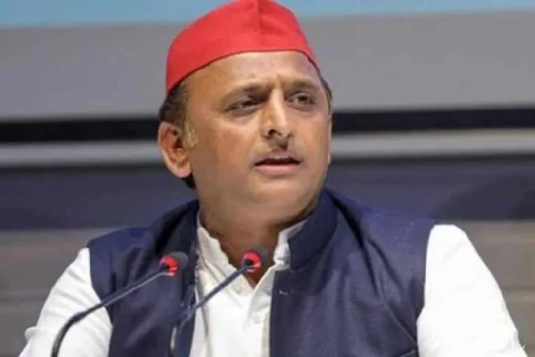 Akhilesh Yadav’s Late-Night Visit to JPNIC: Criticizes Government for Blocking Entry with Tin Sheets