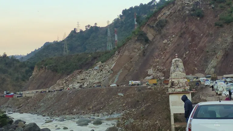 Slippery Road Conditions In Tharad Section Of J&K Highway, Only One-Way Traffic Permitted