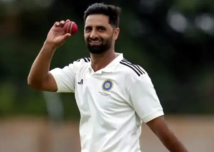 aq-696×495 Auqib Nabi bowling during the Ranji Trophy match