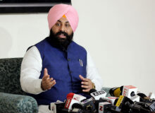 As strike by safai sevaks, sewermen continues, state government announces welfare package