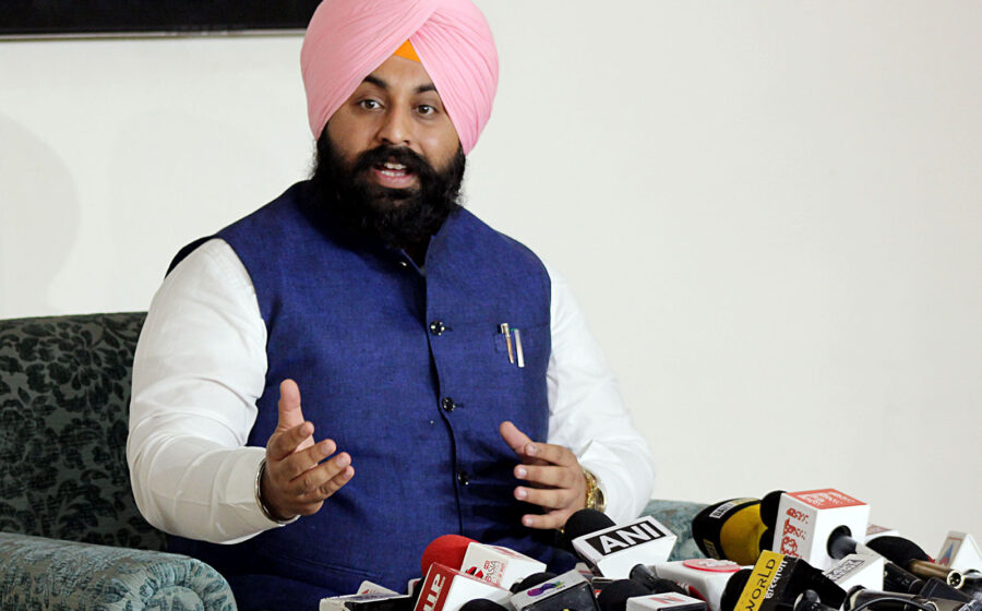 As strike by safai sevaks, sewermen continues, state government announces welfare package