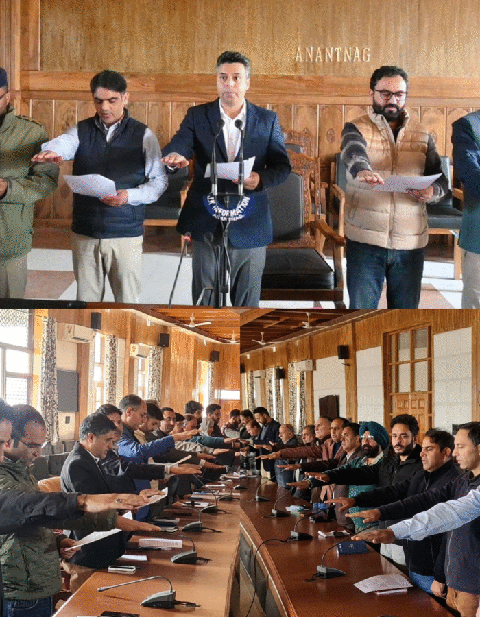 DC Anantnag Administers Integrity Pledge to Employees at Dak Bungalow